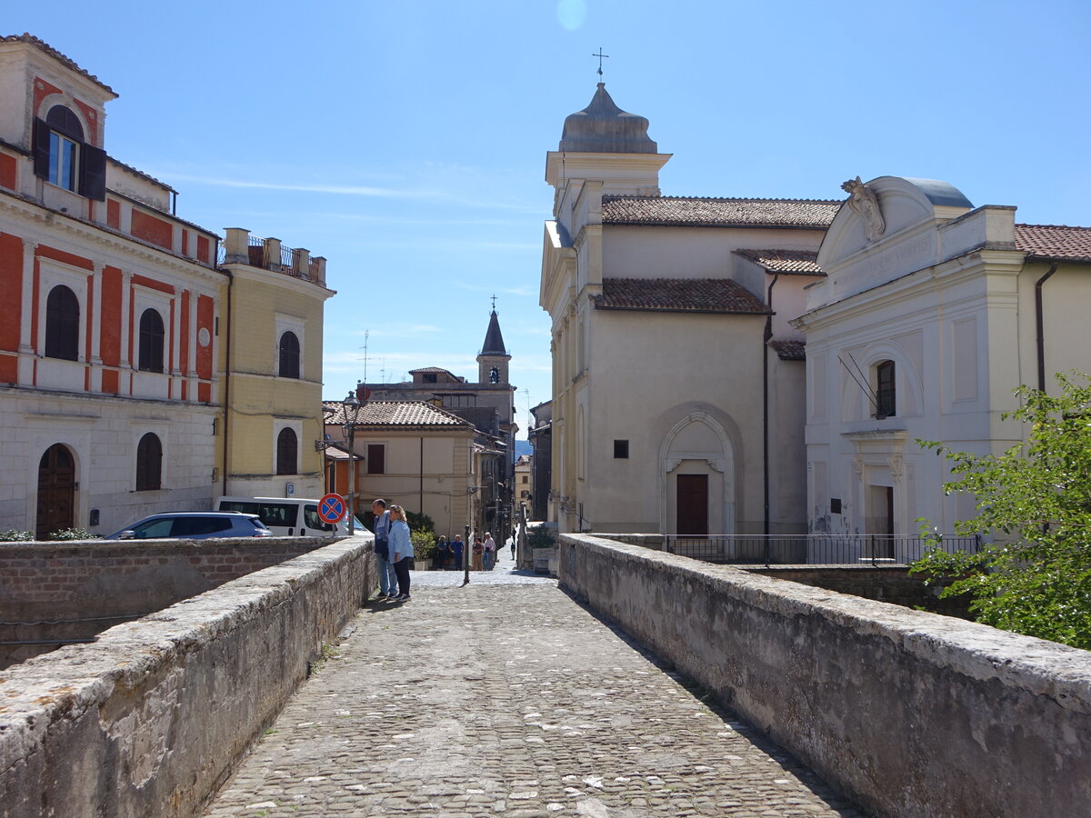 Genazzano, Theater und Kirche San Nicola an der Piazza San Nicola (18.09.2022)