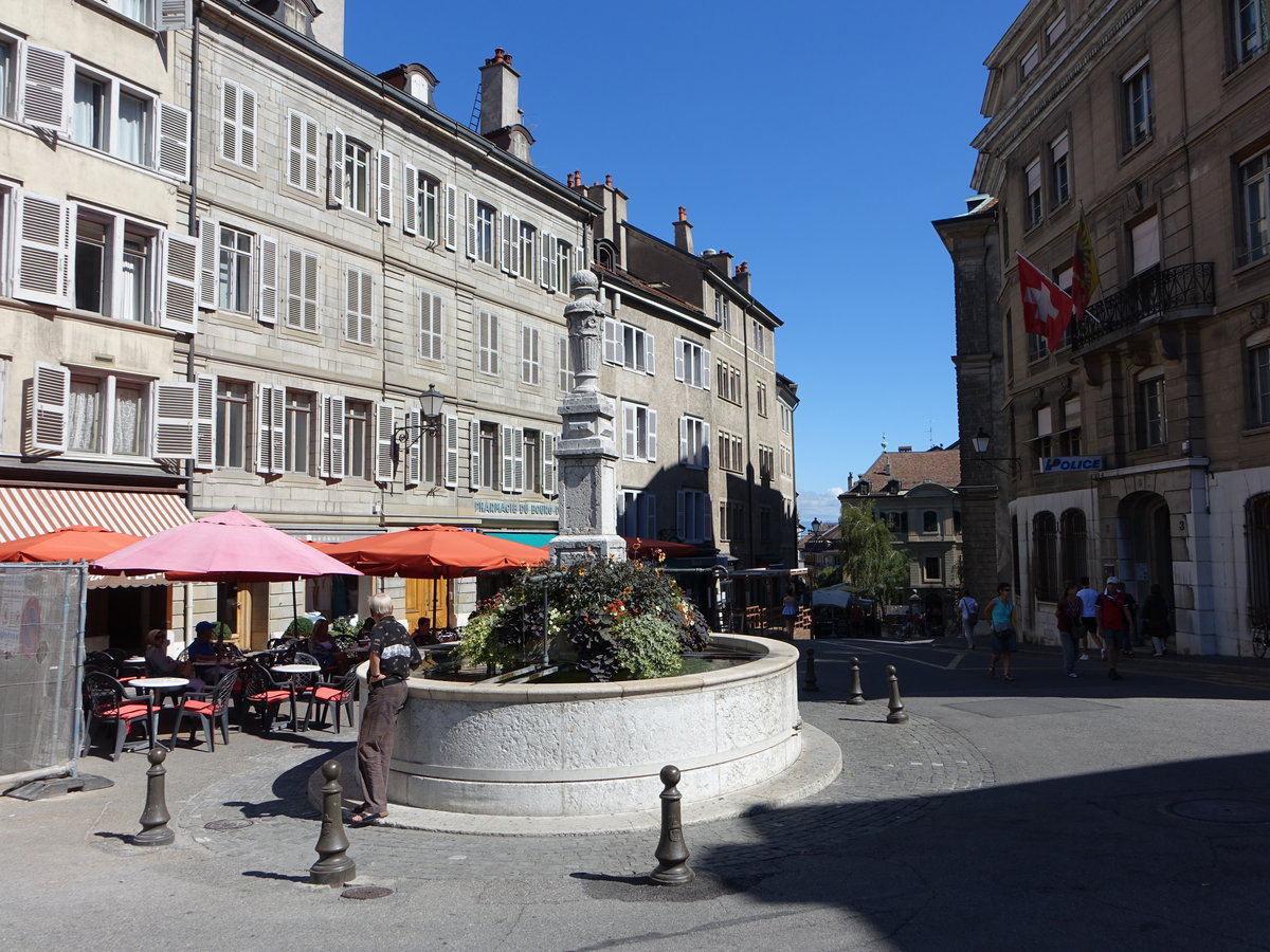 Genf, historischer Brunnen am Place du Bourg de Four (05.08.2017)