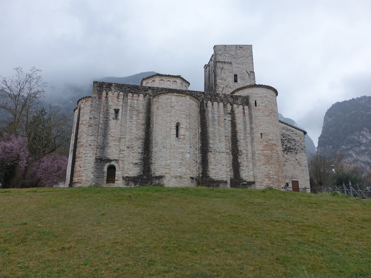 Genga, Abbazia San Vittore delle Chiuse, erbaut im 11. Jahrhundert (30.03.2022)