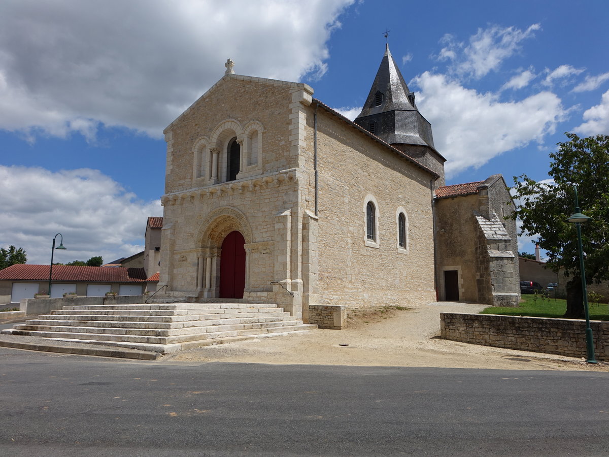 Genouille, Kirche Notre-Dame, erbaut im 12. Jahrhundert, gotischer Chor, Fassade von 1880 (14.07.2017)