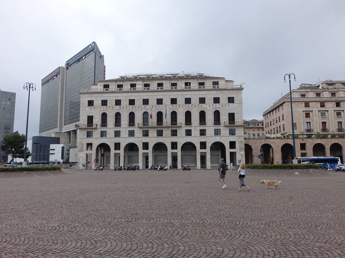 Genua, Gebude des Nationalen Institut fr Soziale Sicherheit an der Piazza della Vittoria (15.06.2019)