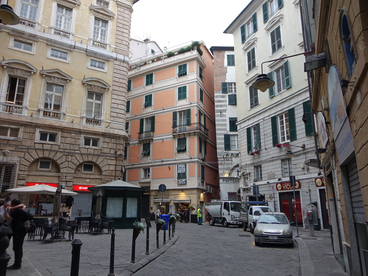 Genua, Huser an der Piazza Fossatello in der Altstadt (15.06.2019)