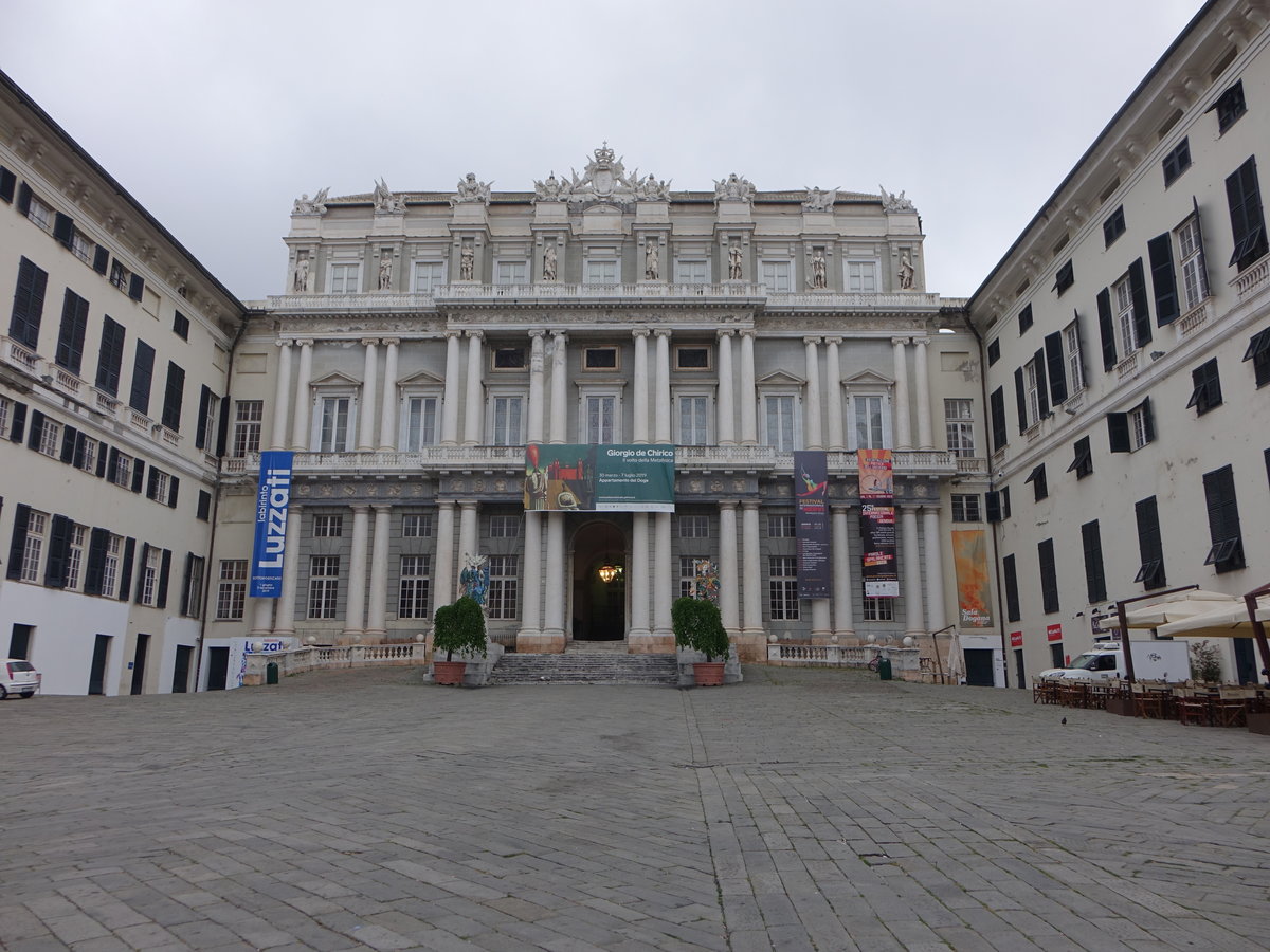 Genua, Palazzo Ducale an der Piazza Giacomo Matteotti, neoklassizistische Fassade, erbaut 1778 von der Architektin Simone Cantoni (15.06.2019)