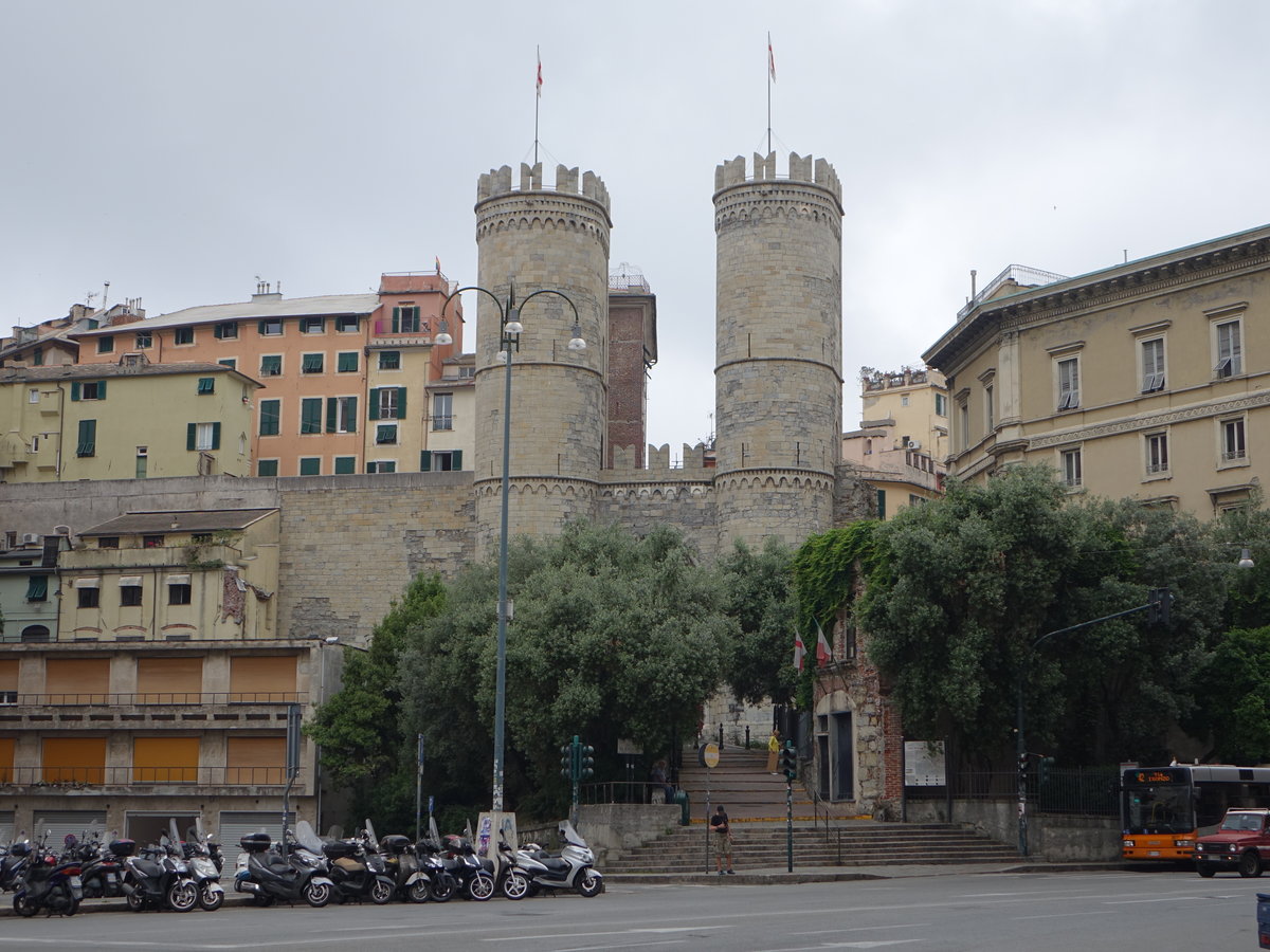Genua, Porta Soprana an der Piazza Dante, erbaut im 12. Jahrhundert (15.06.2019)