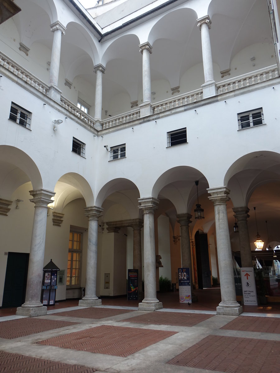 Genua, zweistckiger Arkaden Innenhof im Palazzo Ducale (15.06.2019)