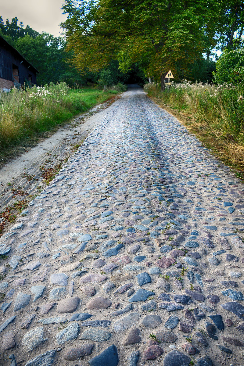 Gepflasterte Strae aus der deutschen Zeit im heutigen Dorf Skrzyno im polnischen Hinterpommern. Aufnahme: 18. August 2020.