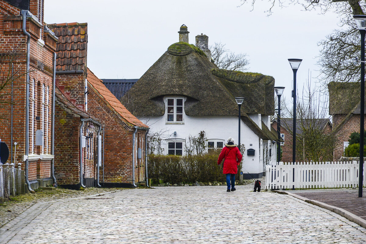 Gepflasterte Strae in der Kleinstadt Hyer (deutsch Hoyer) in Nordschleswig. Aufnahme: 18. Mrz 2024.