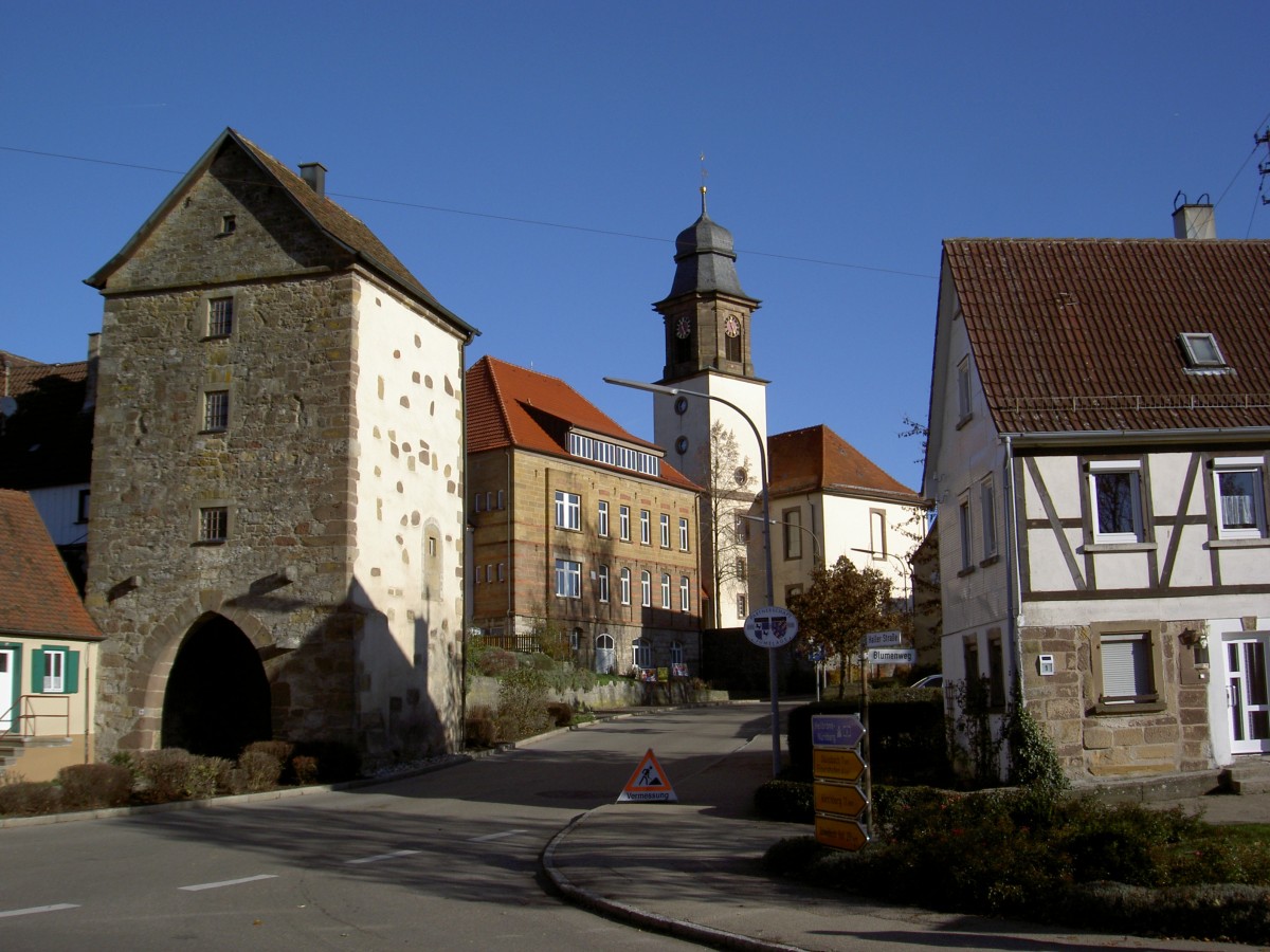 Gerabronn, Stadttor und St. Peter und Paul Kirche (25.11.2013)