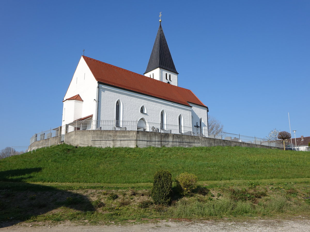 Geratskirchen, Pfarrkirche St. Martin, einschiffiger und geschlmmter Backsteinbau, mit leicht eingezogenem Chor und nordseitigem Turm, sptgotisch erbaut bis 1472, Langhauserweiterung 1880 (09.04.2017)