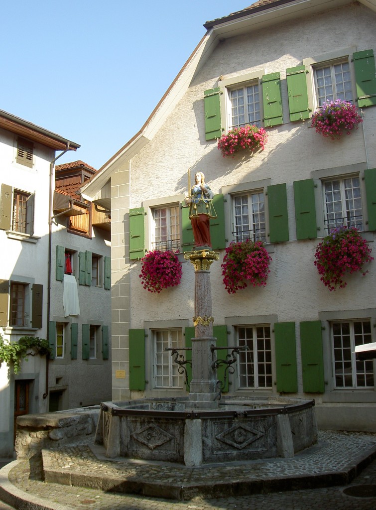 Gerechtigkeitsbrunnen von 1643 in der Altstadt von Cully (07.09.2012)