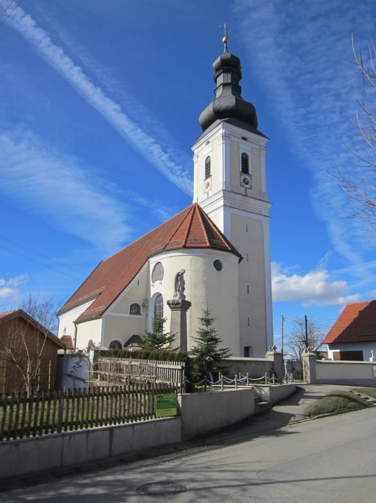 Geretshausen, Pfarrkirche St. Johannes der Tufer, Langhaus erbaut 1682, Chor und 
Turm von Joseph Schmuzer 1737 (28.02.2014)