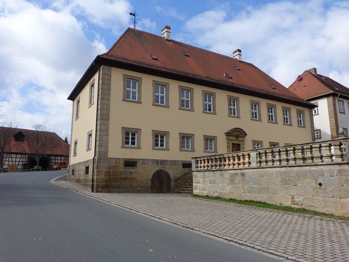 Gereuth, Renteigebude, zweigeschossiger Walmdachbau mit Sandsteingliederungen, erbaut 1713 durch Josef Greissing (24.03.2016)