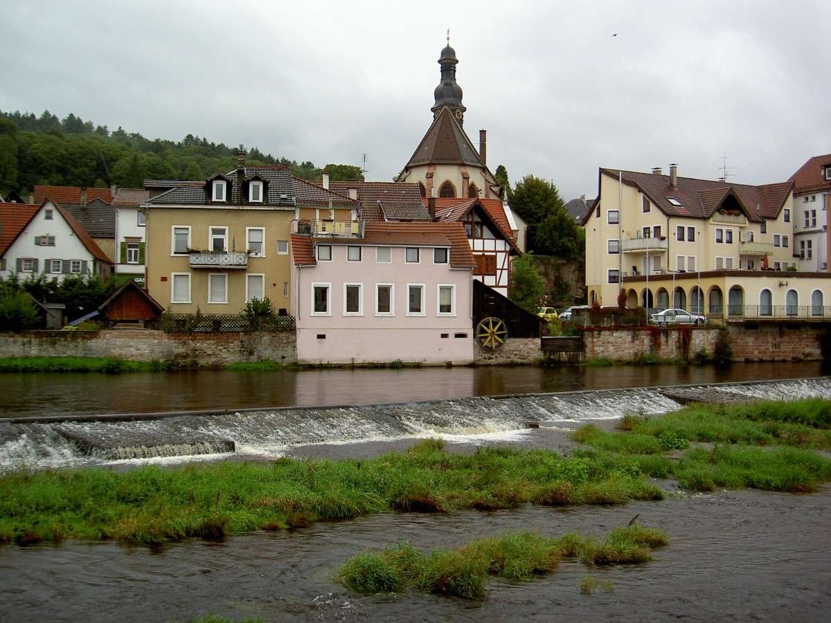 Gernsbach, Murg Ufer mit Ev. St. Jakob Kirche (31.08.2014)