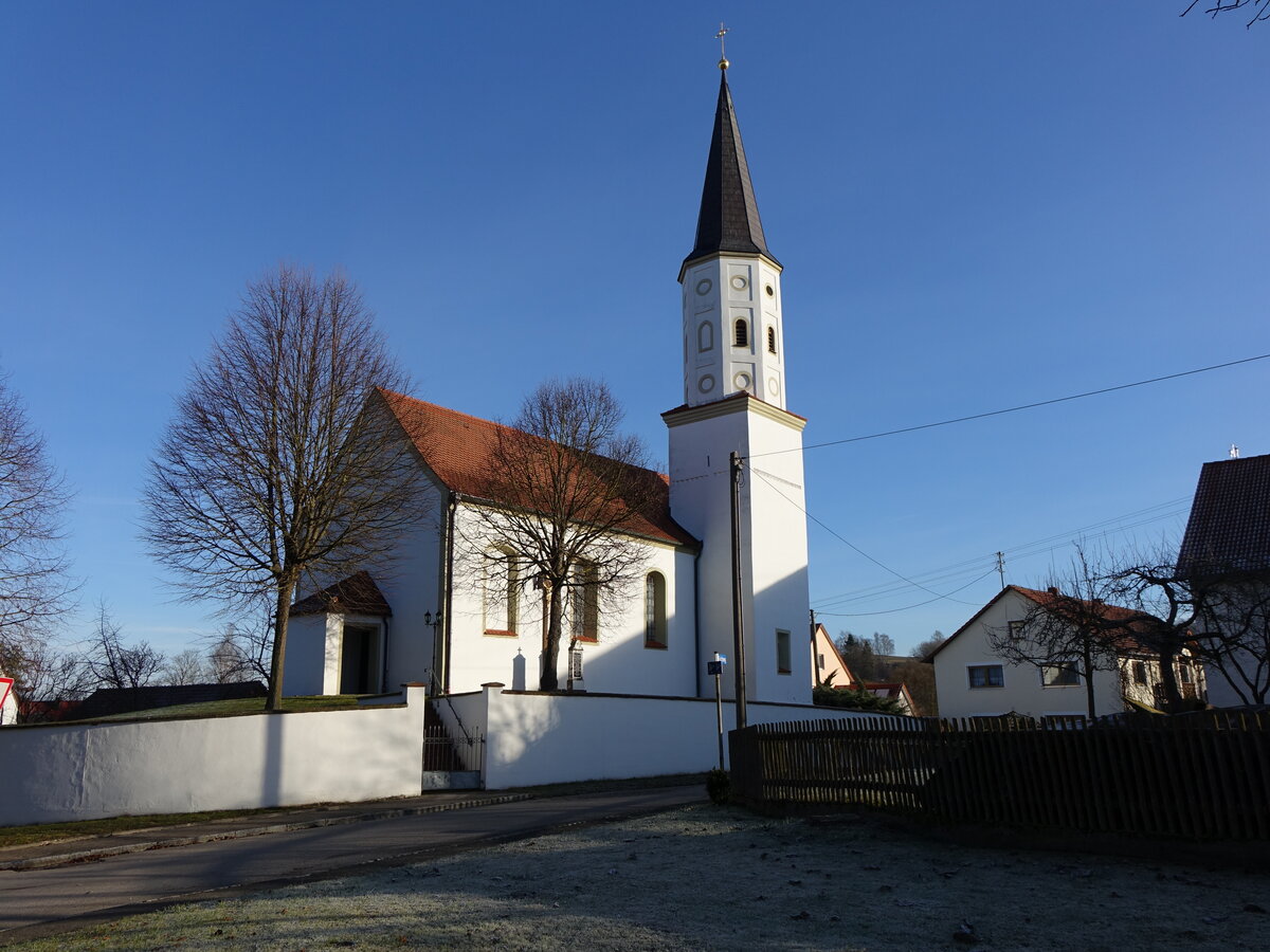 Geroldshausen, Pfarrkirche St. Andreas, verputzte Saalkirche mit eingezogenem Polygonalchor und sdlichem Chorflankenturm, Turmunterbau 15. Jahrhundert, Langhaus erbaut im 18. Jahrhundert (27.12.2015)