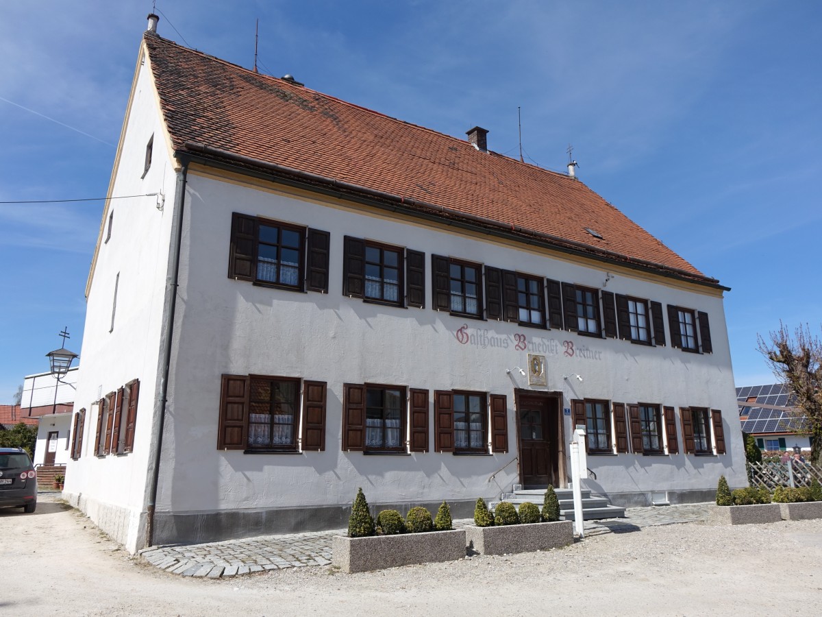 Gerolsbach, alte Probstei, zweigeschossiger Steilsatteldachbau mit Relieftafel ber dem Eingang, erbaut 1716, heute Gasthof (15.04.2015)