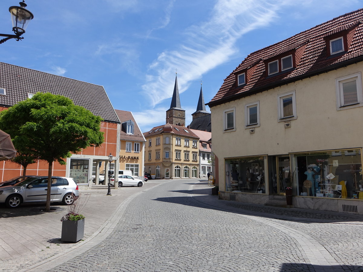 Gerolzhofen, Blick in die Marktstrae mit den Trmen der St. Regiswindis Kirche (28.05.2017)