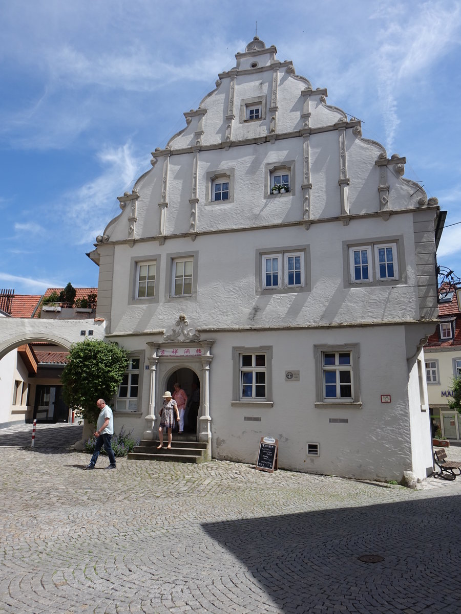 Gerolzhofen, Brgerhaus in der Spitalstrae, Zweigeschossiger Satteldachbau mit reich verziertem Volutengiebel, erbaut um 1600 (28.05.2017)