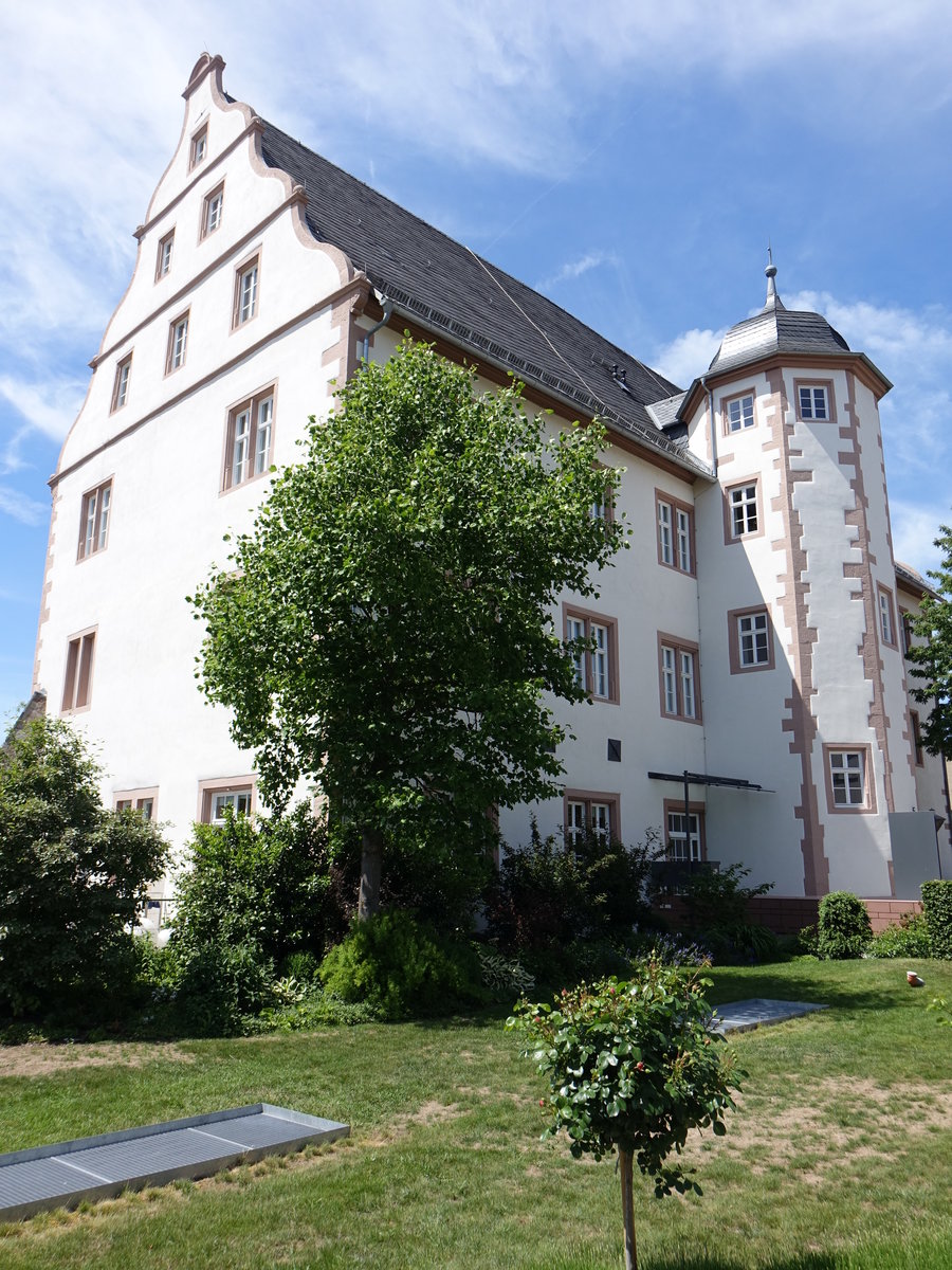 Gerolzhofen, ehem. Vogtei, dreigeschossiger Satteldachbau mit Schweifgiebeln und polygonalem Treppenturm, erbaut um 1600 (28.05.2017)