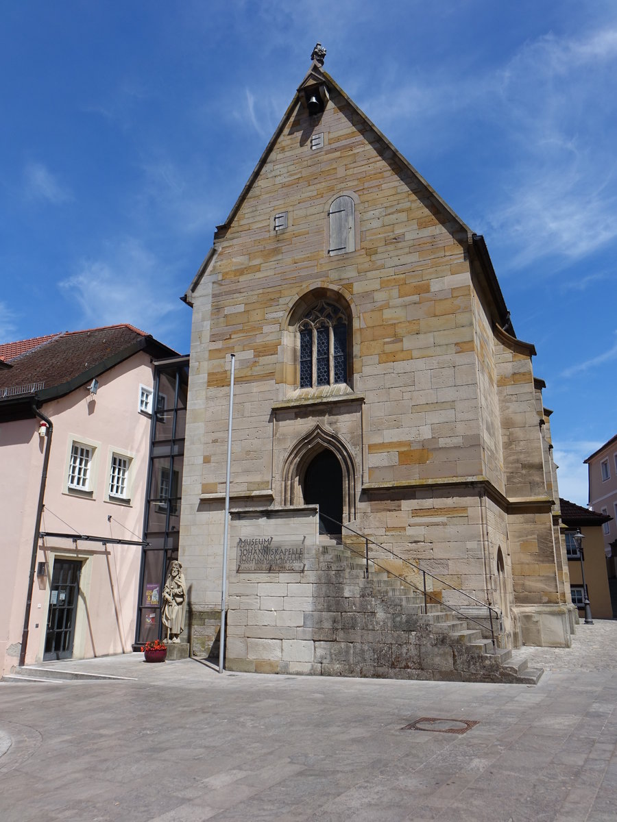 Gerolzhofen, ehemalige Friedhofskapelle St. Johann Baptist,  zweigeschossiger Bau mit Strebepfeilern, erbaut 1497 (28.05.2017)