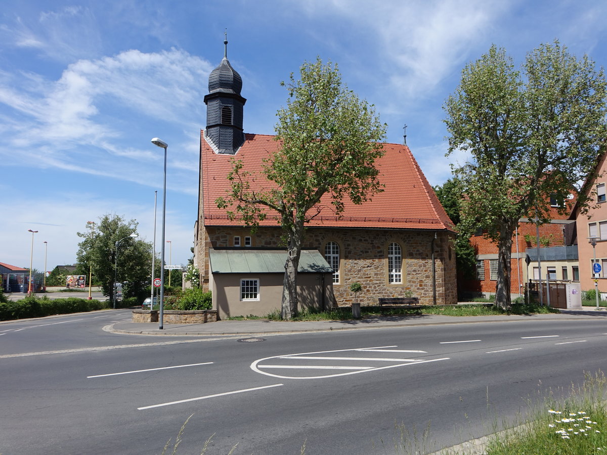 Gerolzhofen, Evangelisch-lutherische Erlserkirche, Sandsteinquaderbau mit polygonalem Chorabschluss und Dachreiter, erbaut 1922 (28.05.2017)