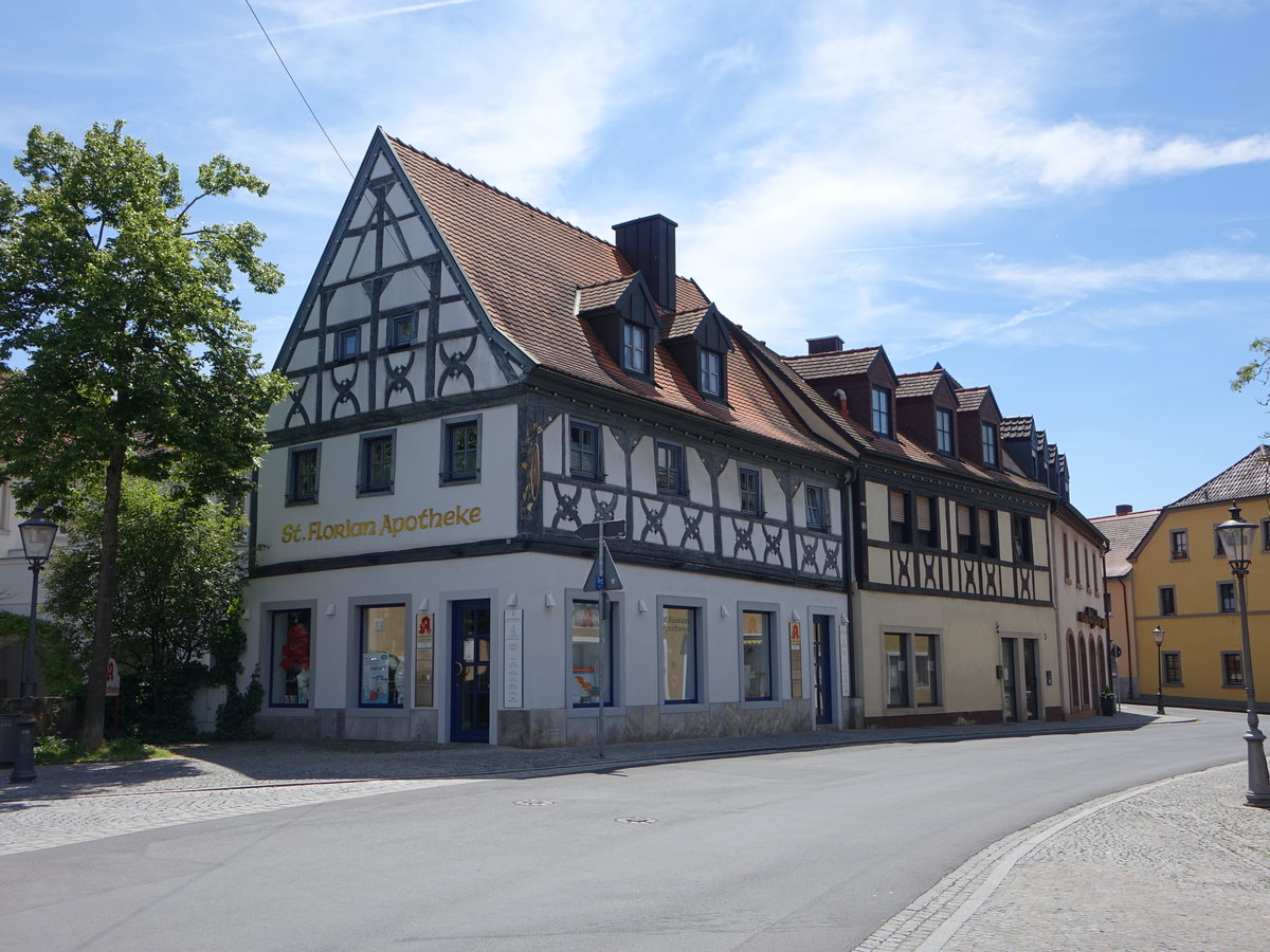 Gerolzhofen, Fachwerkgebude der St. Florian Apotheke in der Bahnhofstrae (28.05.2017)