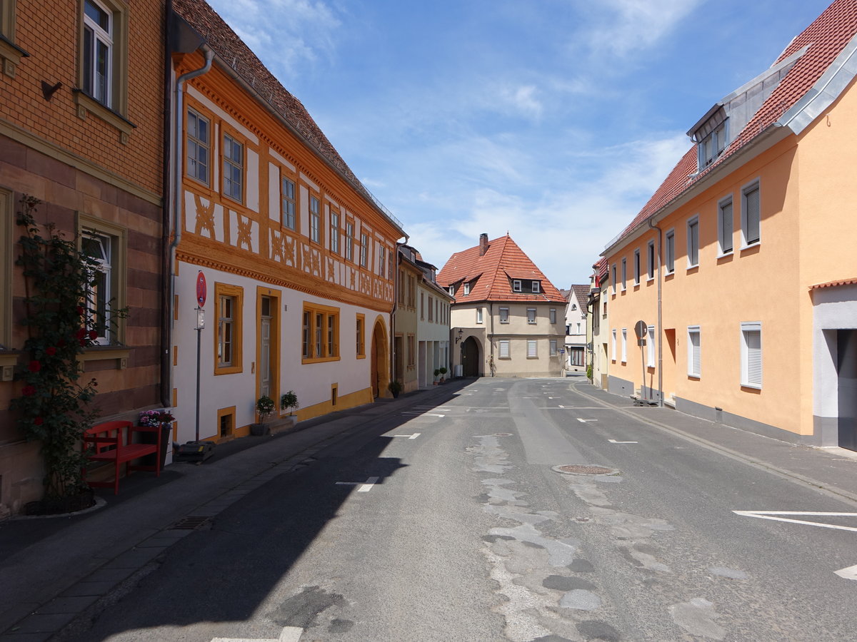 Gerolzhofen, langgezogenes Traufseithaus mit Toreinfahrt und Fachwerkobergeschoss, erbaut 1574 in der Hfnergasse (28.05.2017)