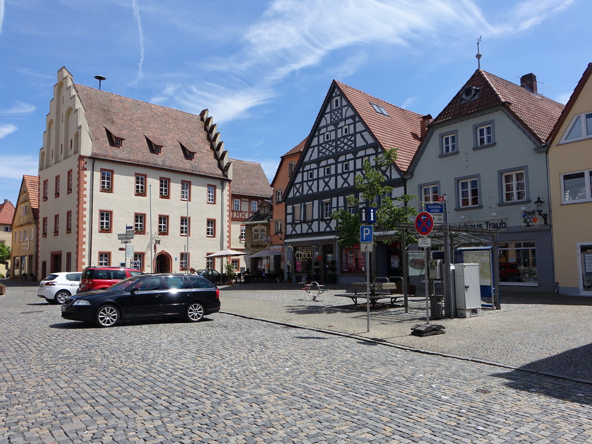 Gerolzhofen, Marktplatz mit historischem Rathaus, sptgotischer dreigeschossiger Satteldachbau, erbaut 1475 (28.05.2017)