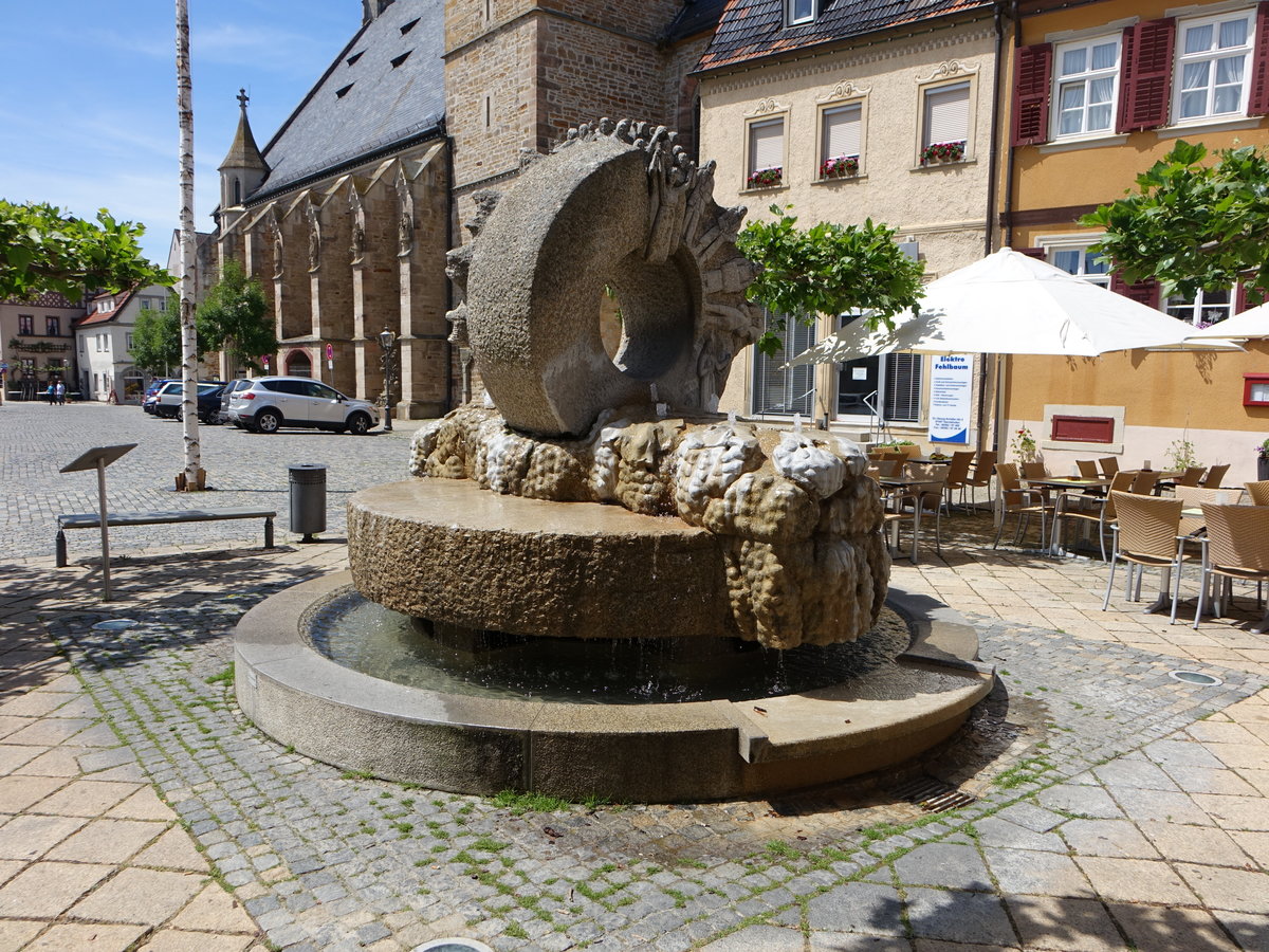 Gerolzhofen, Marktplatzbrunnen mit Frauen und Mnner der Stadtgeschichte (28.05.2017)