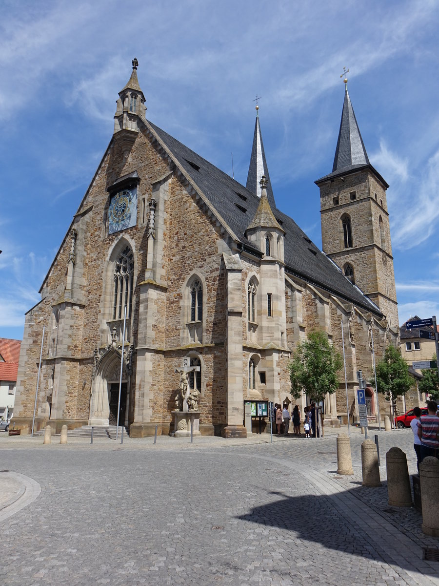 Gerolzhofen, Pfarrkirche St. Regiswindis, dreischiffige sptgotische Hallenkirche mit Ostturmpaar, erbaut im 15. Jahrhundert (28.05.2017)