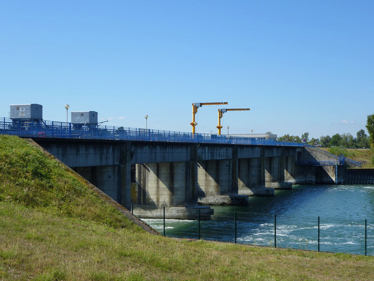 Gerstheim im Elsa, das Stauwehr dient der Ableitung des Rheins vom Rheinseitenkanal, Sept.2016