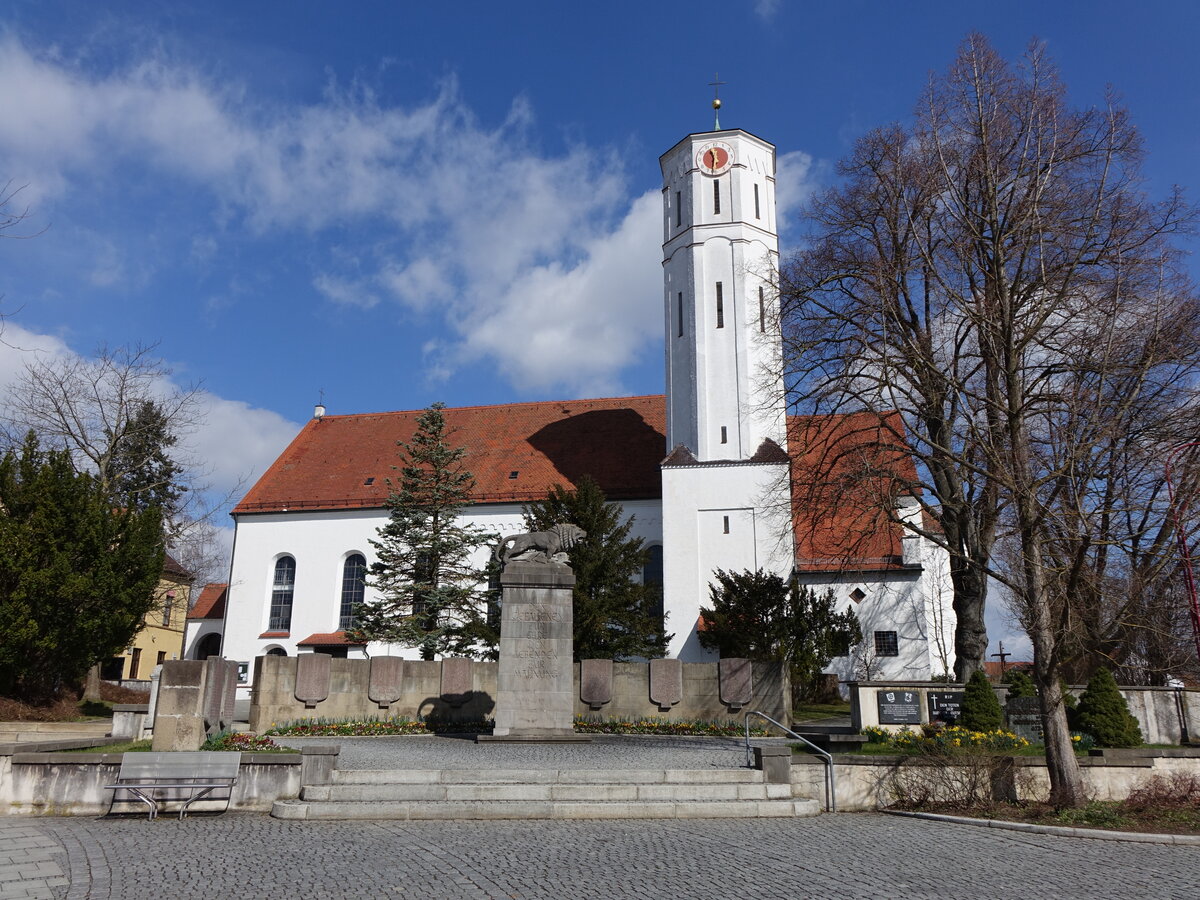 Gersthofen, Pfarrkirche St. Jakobus der ltere, Saalbau mit eingezogenem Chor und sdlichem Turm mit Spitzhelm, erbaut von 1824 bis 1825 durch Georg von Stengel (03.04.2015)