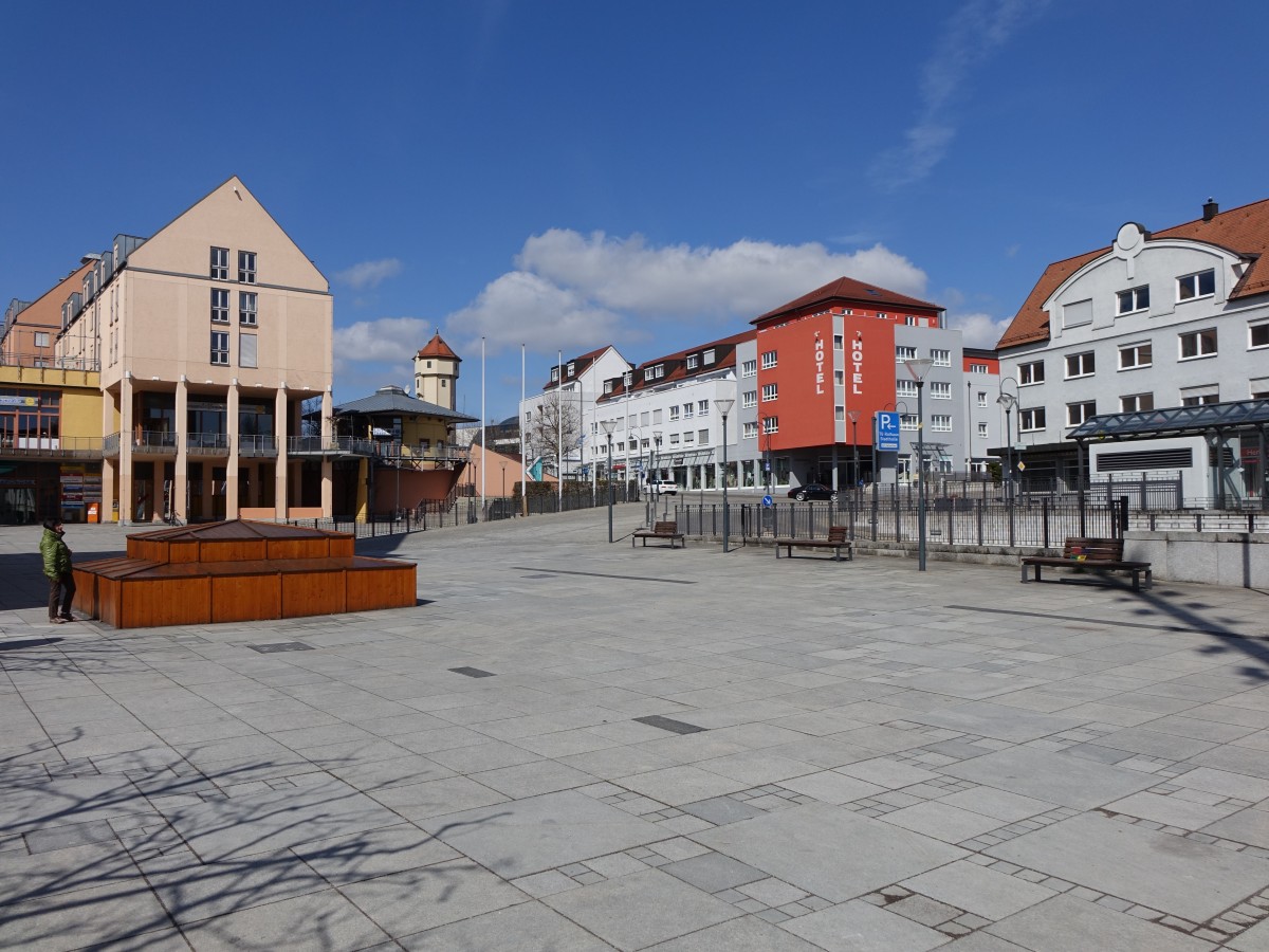 Gersthofen, Rathausplatz mit Stadtmuseum und Turm des Ballonmuseum (03.04.2015)