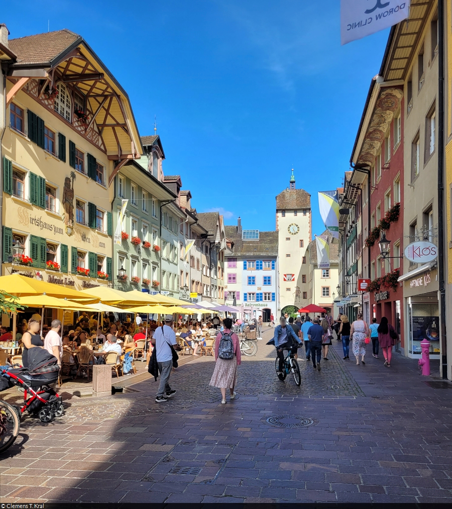 Geschftig geht's auch zum Sonntag in der Waldshuter Kaiserstrae zu. Im Hintergrund ragt das Obere Tor empor.

🕓 30.7.2023 | 17:02 Uhr