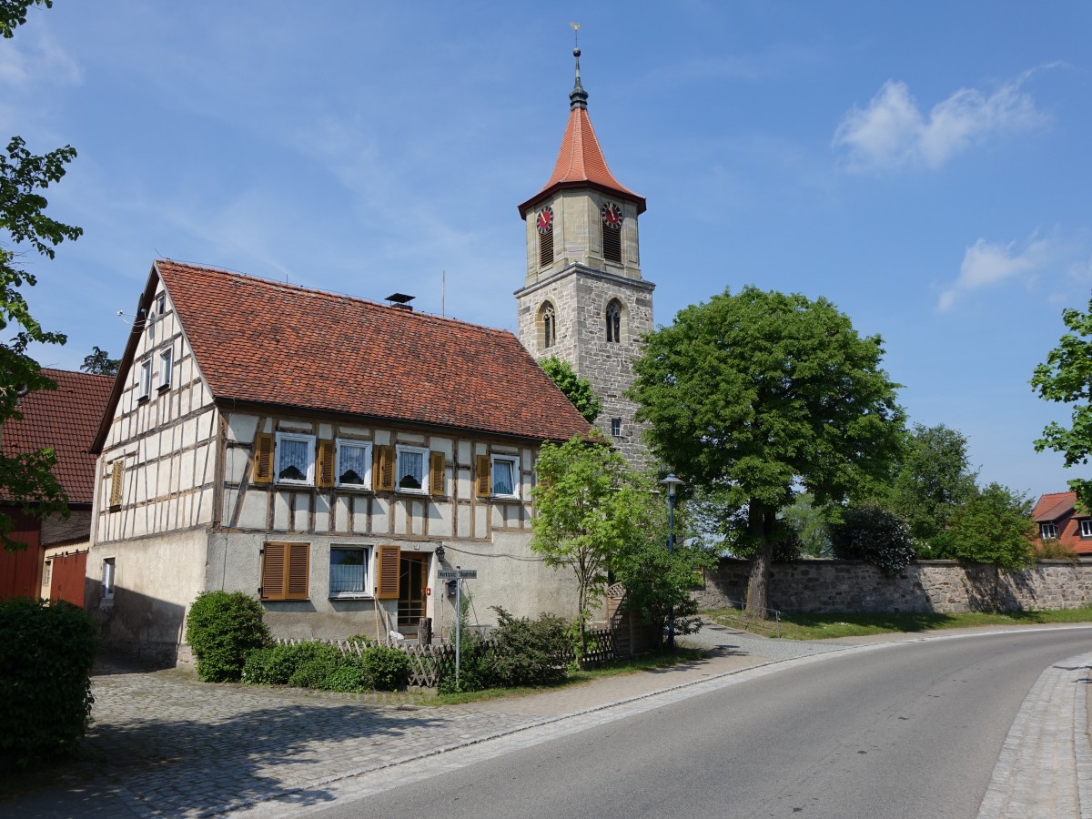 Geslau, Ev. St. Kilian Kirche an der Hauptstrae, Saalbau im Markgrafenstil, Turmunterbau um 1400, Kirchenschiff von 1737 erbaut von Johann David Steingruber (14.05.2015)