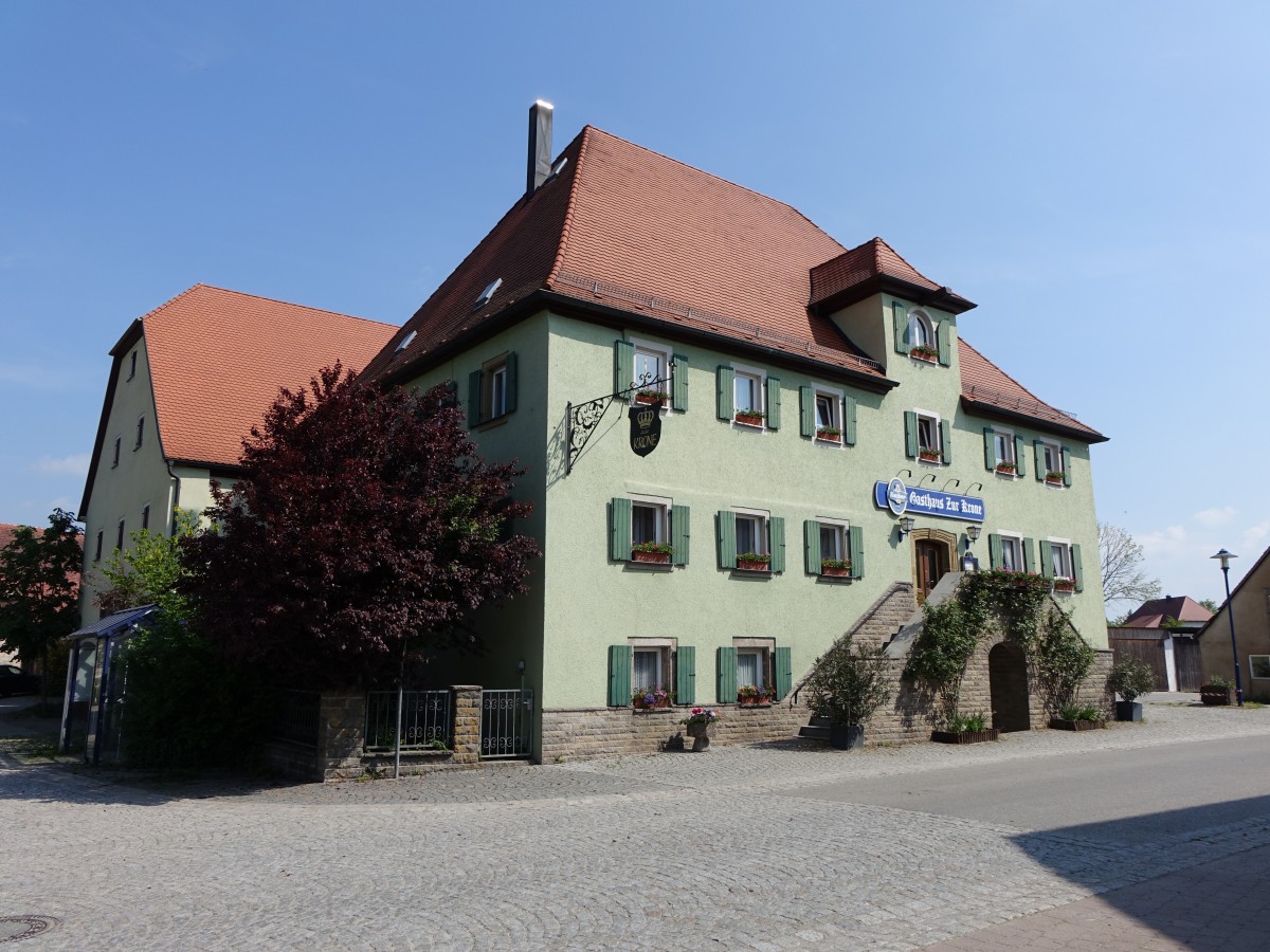 Geslau, Gasthaus zur Krone am Marktplatz, Walmdachbau mit verputztem Fachwerk, erbaut 1823 (14.05.2015)