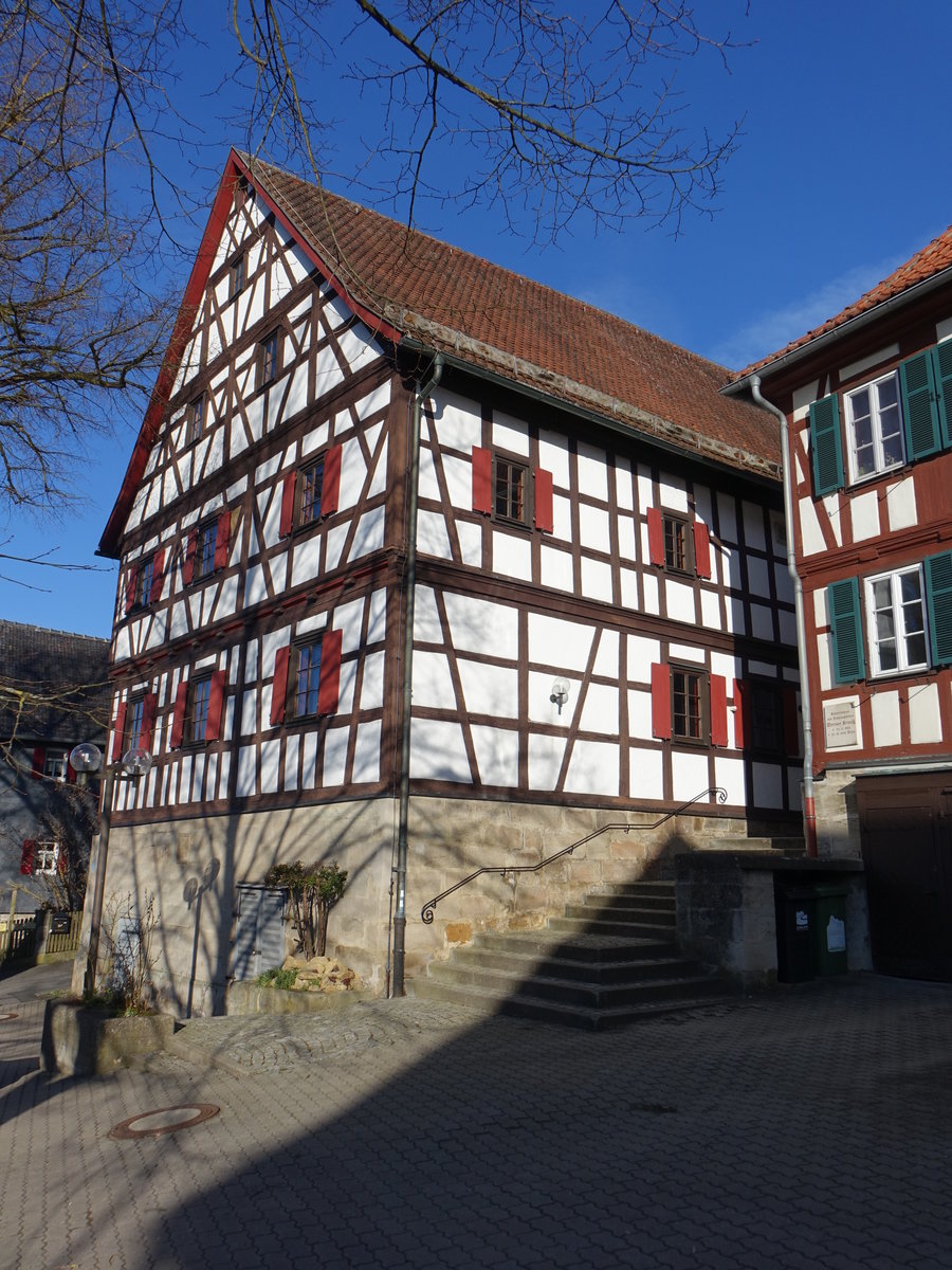 Gestungshausen, Zweigeschossiges Fachwerkhaus mit Satteldach auf hohem massivem Kellergeschoss, erbaut im 17. Jahrhundert (07.04.2018)