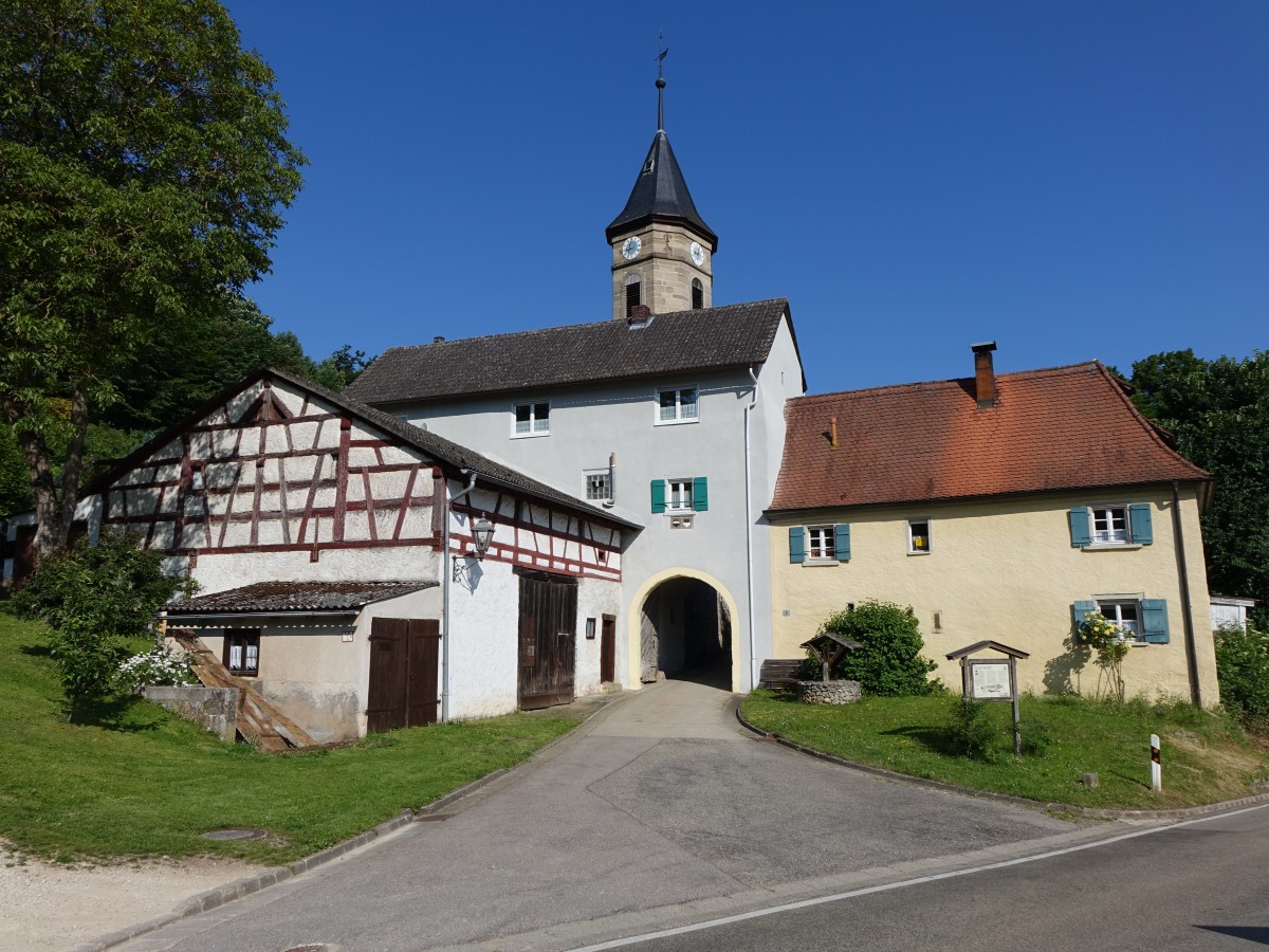 Geyern, St. Bartholomus Kirche und Schlotor, sptgotische Chorturmkirche, erbaut im 14. Jahrhundert, Torhaus von 1589 (04.06.2015)