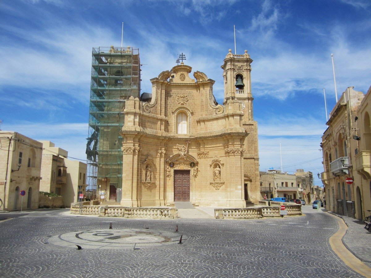 Gharb, barocke Pfarrkirche St. Mary am Hauptplatz, erbaut Ende des 17. Jahrhunderts (24.03.2014)