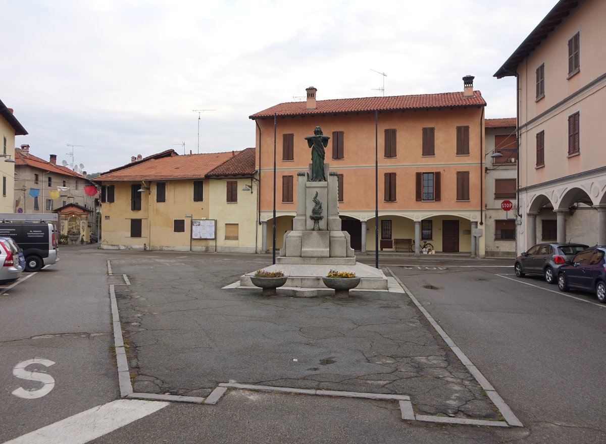 Ghemme, Kriegerdenkmal an der Piazza Alessandro Antonelli (06.10.2018)