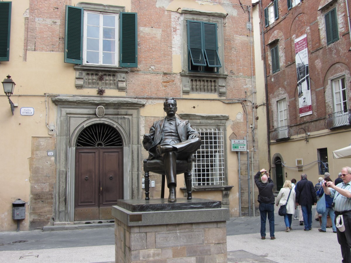 Giacomo Puccini vor seinem Geburtshaus in Lucca, Foto am 17.5.2014
