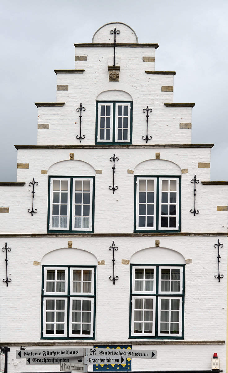 Giebel am Markt 16 in Friedrichstadt (Kreis Nordfriesland). Aufnahme: 9. Juli 2019.