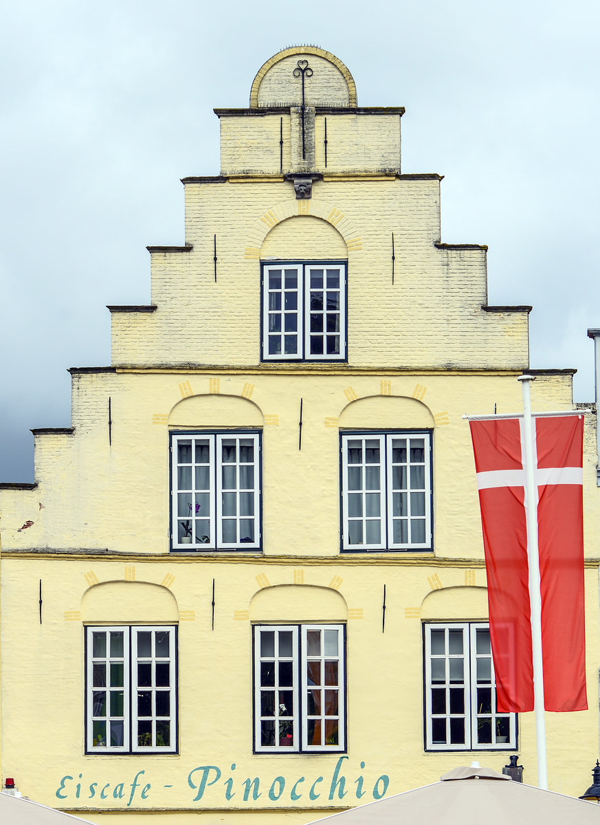 Giebel am Markt 18 in Friedrichstadt (Kreis Nordfriesland). Aufnahme: 9. Juli 2019.