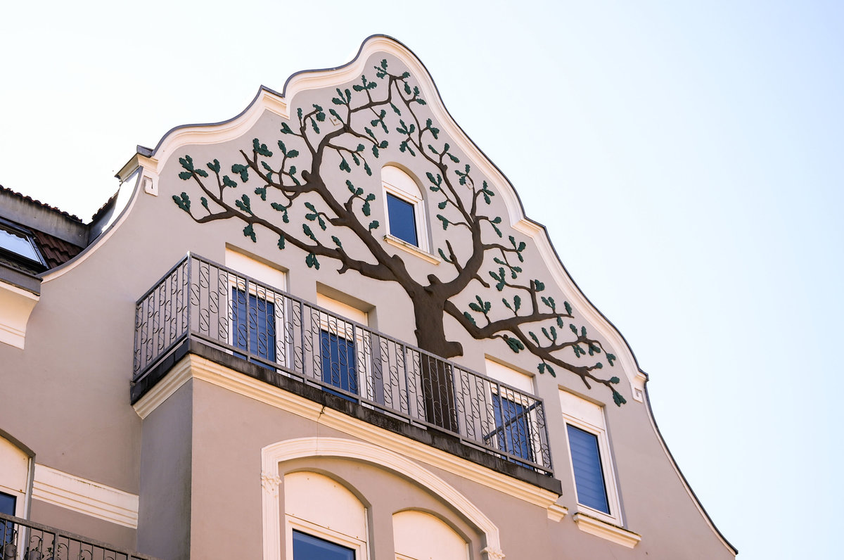 Giebel im Jugendstil and er Ecke Hegolandsgade/Jomfrustien in Snderborg (deutsch: Sonderburg) in Nordschleswig. Aufnahme: 20. April 2021.