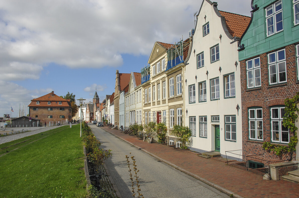 Giebelhuser am Hafen in Glckstadt an der Elben. Im Hintergrund, links im Bild, ist das alte Salzspeicher zu sehen. Aufnahme: 22. September 2021.