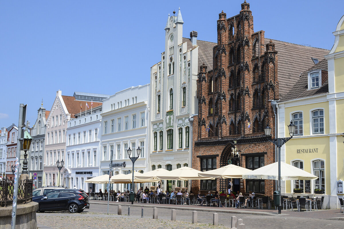 Giebelhuser am Markt in Wismar. Rechts im Bild das Brgerhaus Alter Schwede. Aufnahme: 18. Juni 2022.