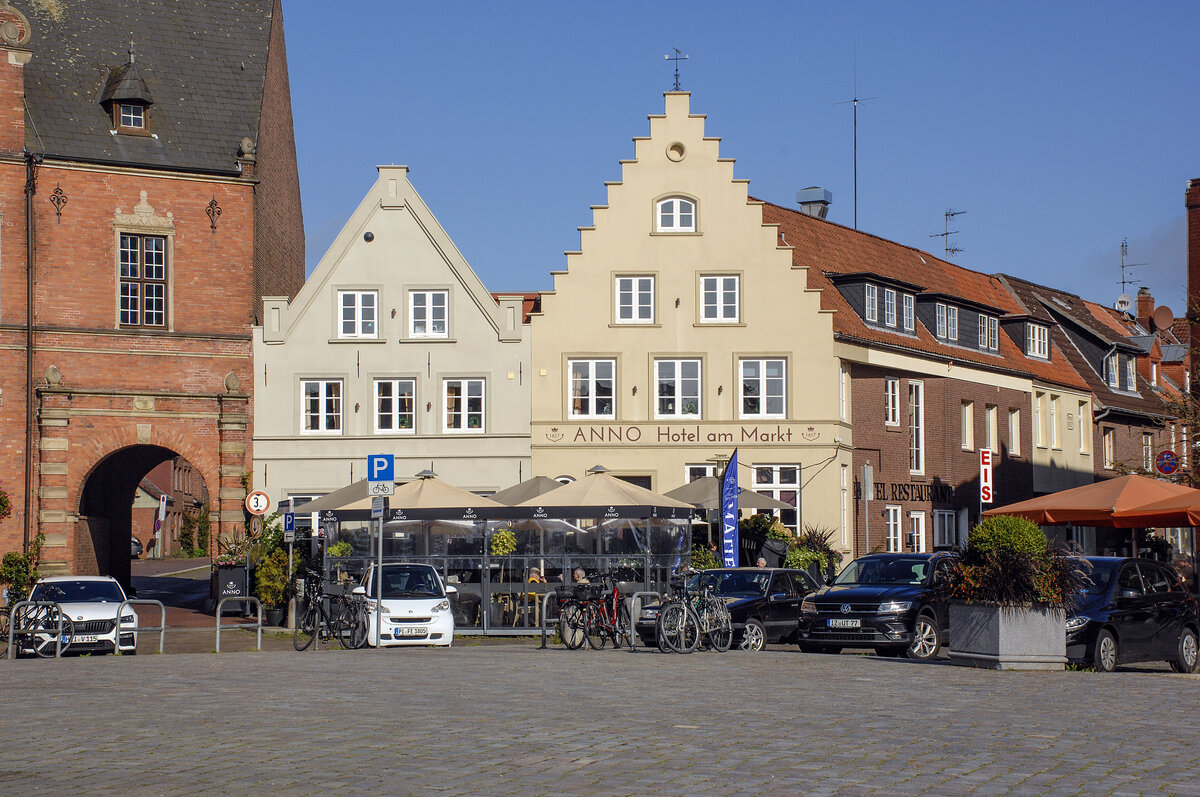Giebelhuser am Marktplatz in Glckstadt (Schleswig-Holstein). Aufnahme: 22. September 2021.