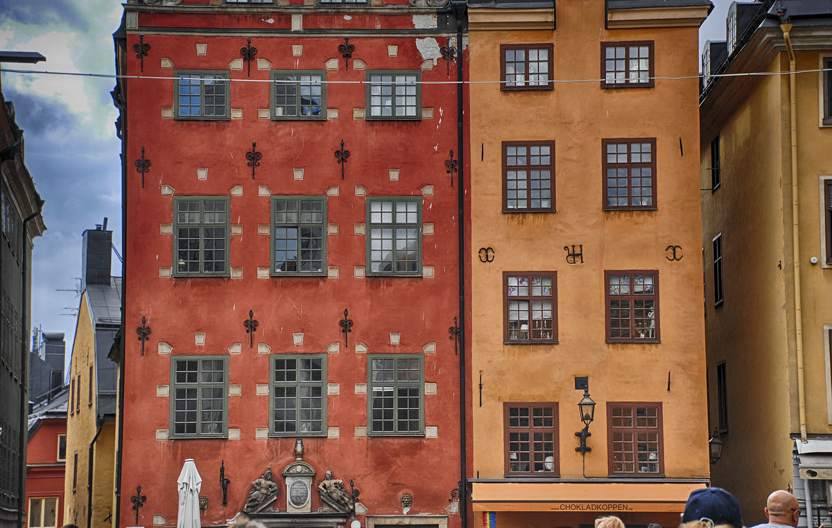 Giebelhuser am Stortorget (Groer Markt) in der Altstadt Gala Stan in Stockholm. Aufnahme: 25. Juli 2017.