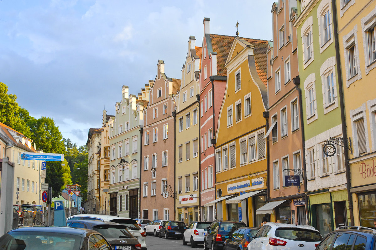 Giebelhuser an der Landshuter Altstadt. Aufnahme: 24. Juli 2016.