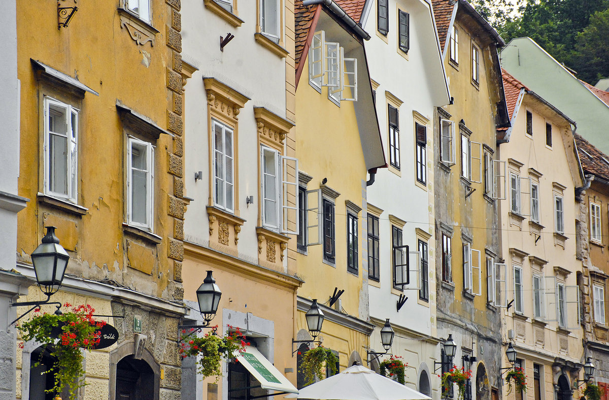 Giebelhuser an der Strai Trg in Ljubljana. Aufnahme: 1. August 2016.