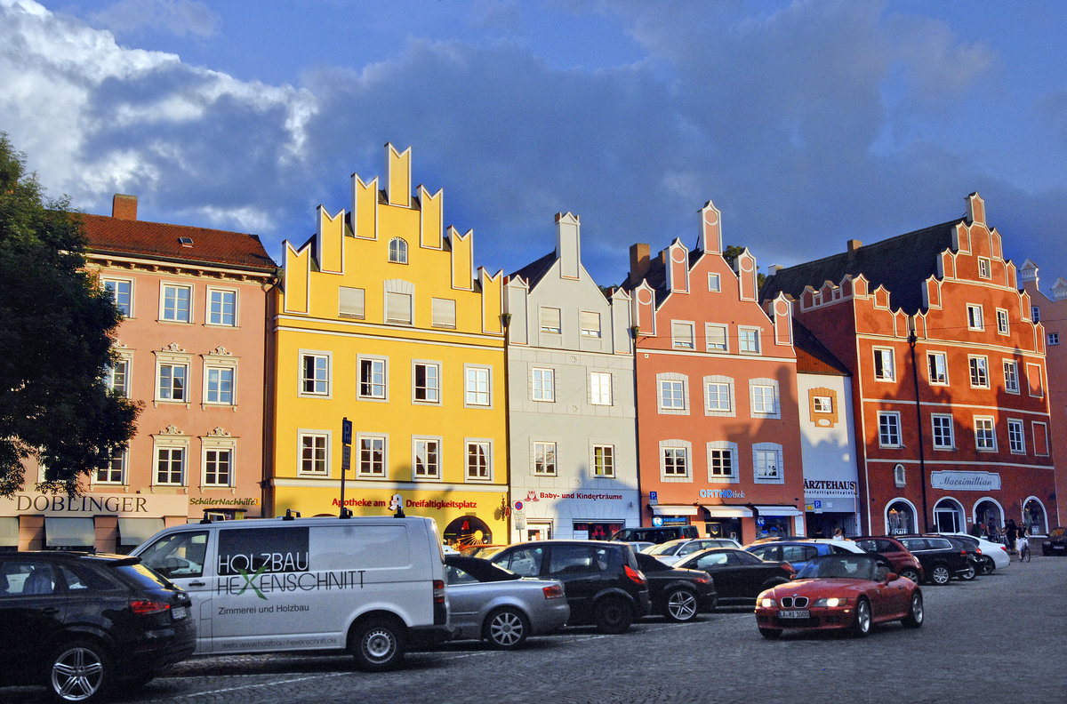 Giebelhuser an der Strae Altstadt in Landshut. Aufnahme: 24. Juli 2016.